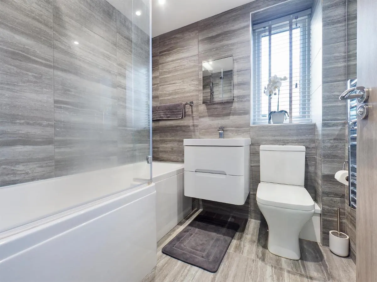 Contemporary 2 Bedroom Eco Home With A Twist Marton-in-Cleveland 0*,  Reino Unido
